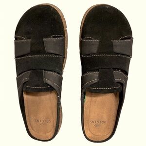 Earth Origins Suede Woven Clogs
Ellery Black
Size‎ 8.5